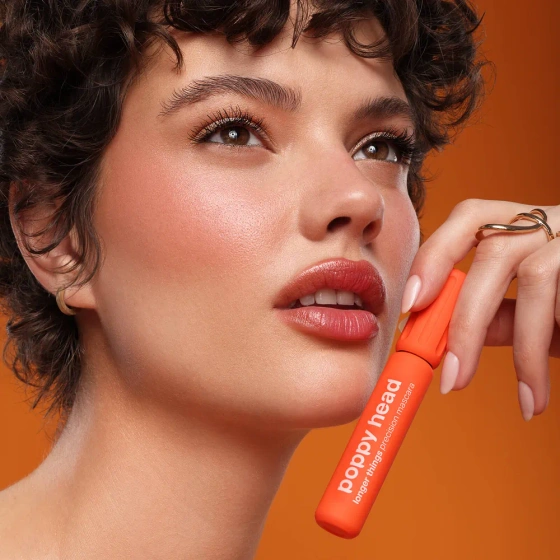 Poppy Head Longer Things czarny tusz do rzęs wydłużająco-rozczesujący 9 g