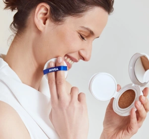 NIVEA Hyaluron Cellular Filler podkład w kompakcie SPF15 01 Hell 15 g