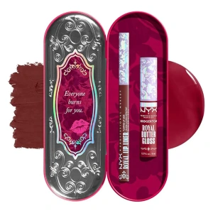 NYX Professional Makeup Bridgerton Royal Treasures Lip Kit 05 zestaw do makijażu ust błyszczyk Royal Butter Gloss Cherry Courtship 8 ml + konturówka Royal Lip Liner Berry of the Ball 0,33 g
